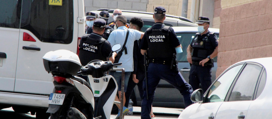 Agentes de la Policía Local de Ceuta durante una intervención, en una imagen de archivo.