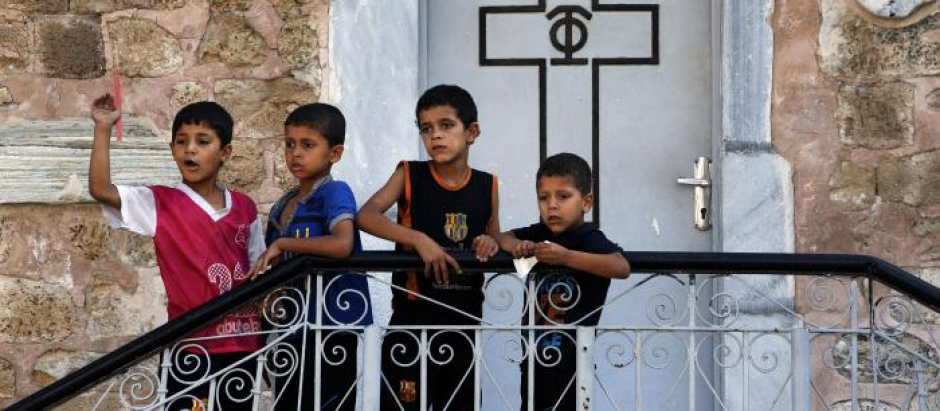 Niños palestinos frente a una de las Iglesias ortodoxas en Gaza