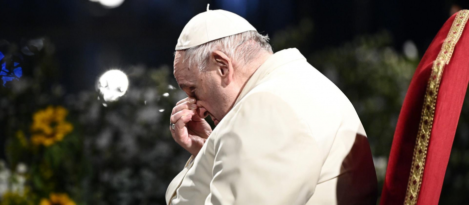 El Papa Francisco orando en Semana Santa