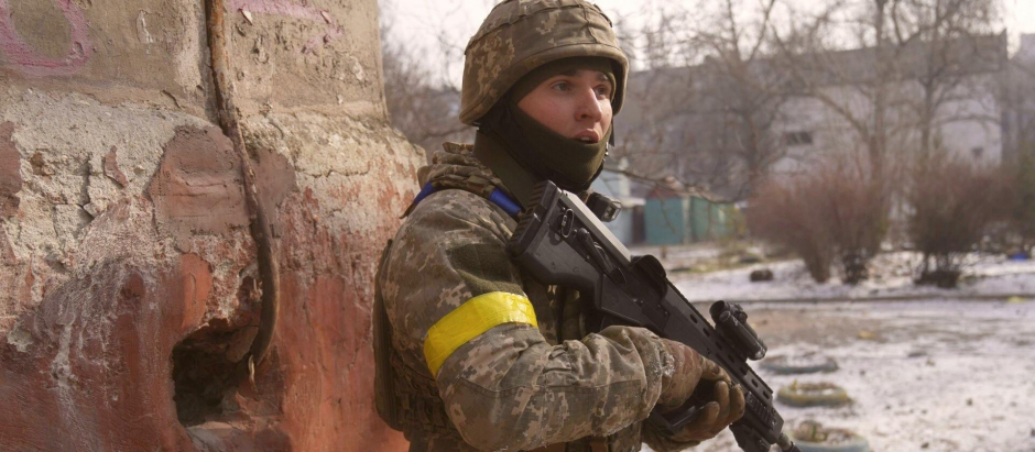 Un soldado ucraniano en Mariúpol