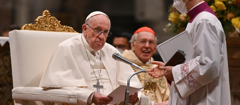 El Papa Francisco pronuncia la homilía junto al cardenal Giovanni Battista Re durante la misa de la Vigilia Pascual