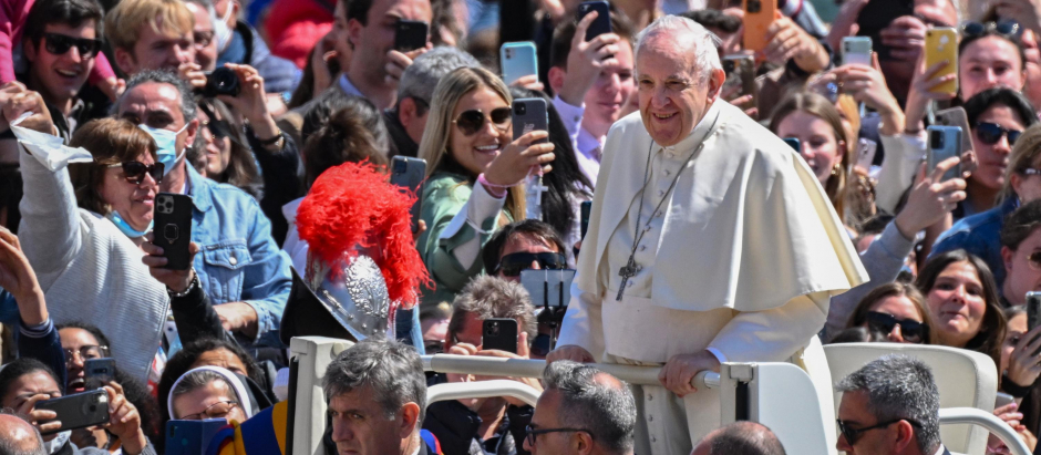 El Papa Francisco ha recorrido la plaza de San Pedro saludando a los feligreses