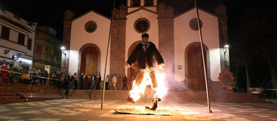 La figura de Putin arde durante la Quema de Judas de este sábado