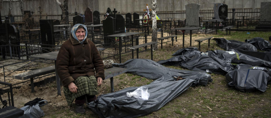 Nadiya Trubchaninova, de 70 años, se sienta junto a una bolsa de plástico que contiene el cuerpo de su hijo asesinado por soldados rusos en Bucha