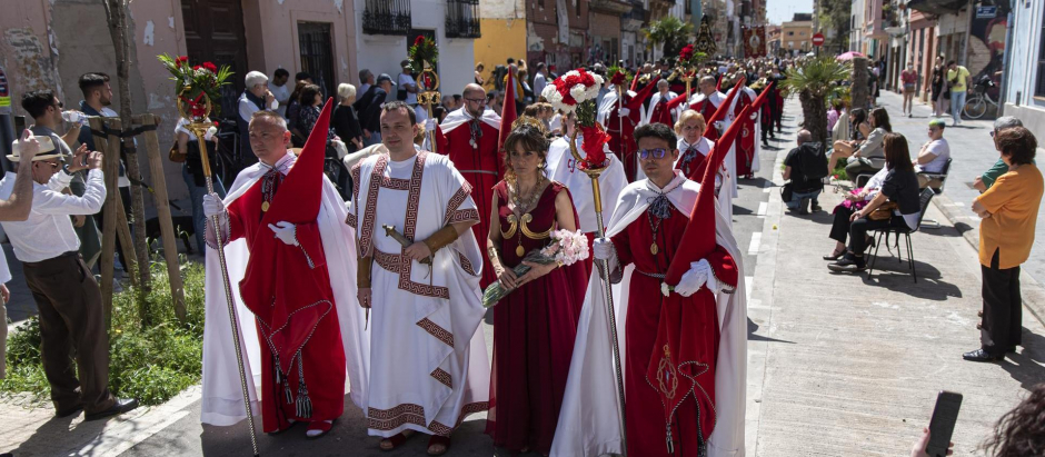 Varias personas participan en el desfile del Domingo de Resurrección de la Semana Santa Marinera de Valencia