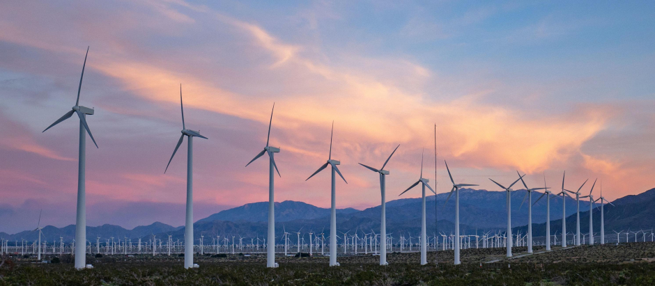 Las energías renovables como la eólica tienen más producción con el buen tiempo