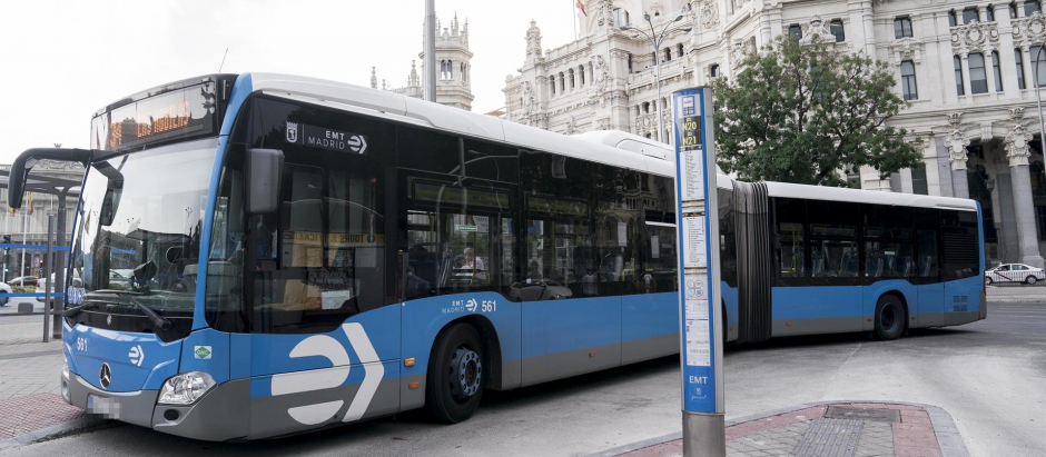 Un autobús de la Empresa Municipal de Transportes (EMT), en la plaza de Cibeles