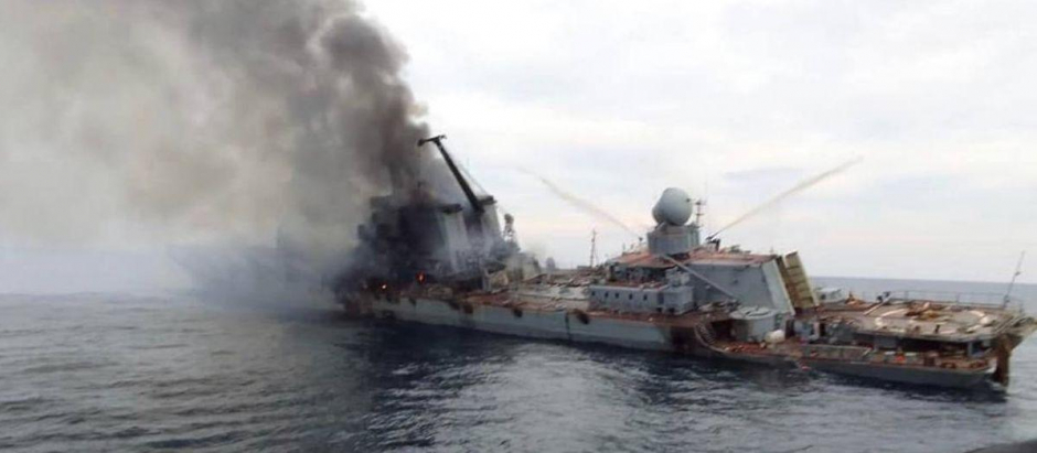 Imagen del hundimiento del crucero ruso misilístico Moskva