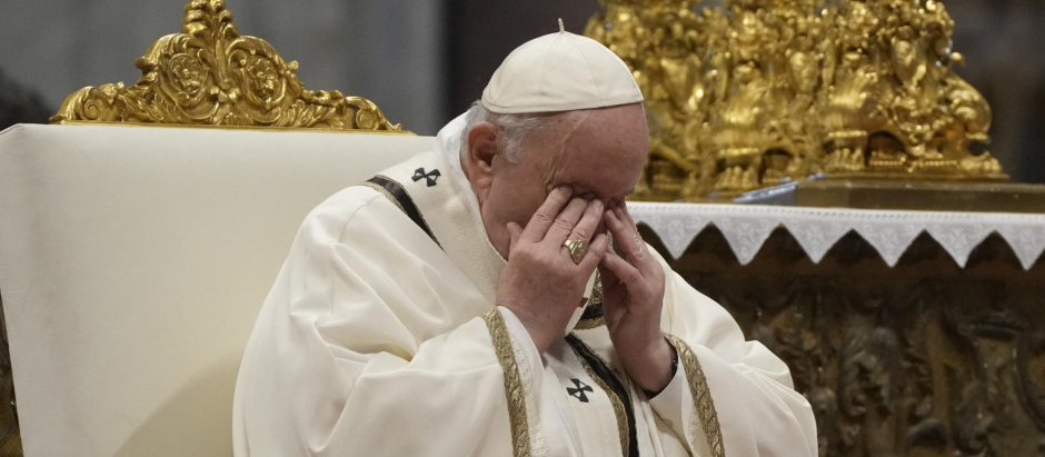 El Papa Francisco adolorido durante los oficios del pasado Jueves Santo