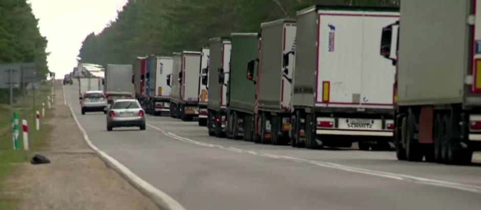 Captura de video de Reuters del atasco de camiones rusos en la frontera de Polonia
