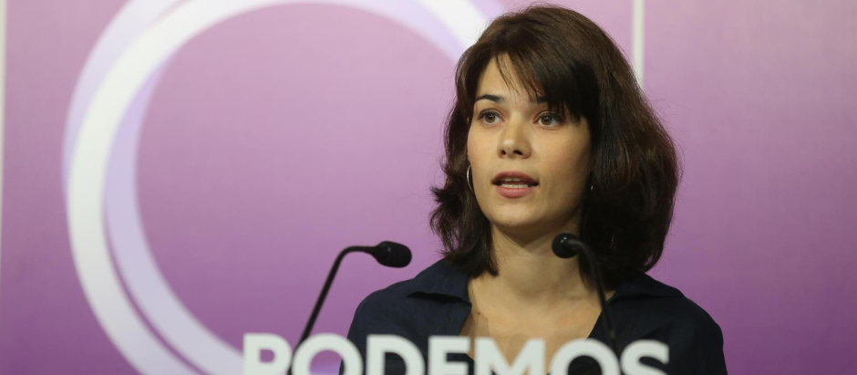 La portavoz de Podemos, Isa Serra, interviene en una rueda de prensa en la sede de Podemos