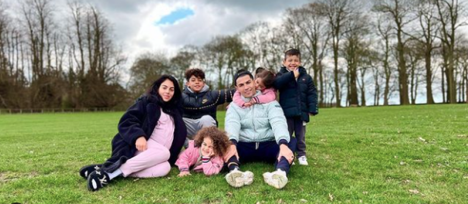 Cristiano Ronaldo con su familia: su pareja, Georgina Rodríguez y sus hijos