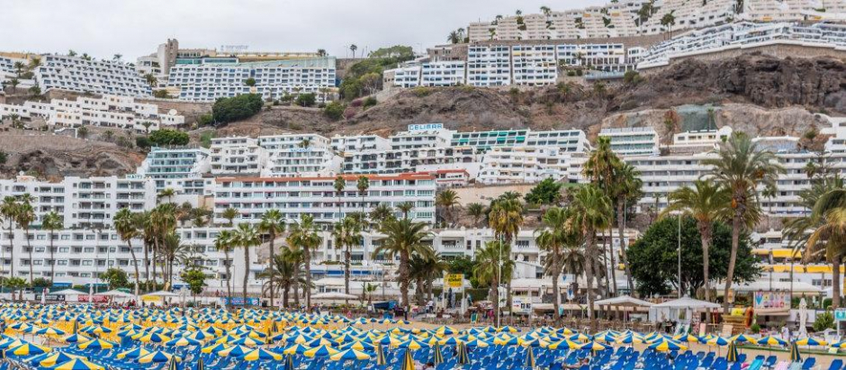 Una de las imágenes recogidas en el libro 'España fea', de Andrés Rubio, muestra el sobreexplotado litoral de Gran Canaria, en playa de Puerto Rico, en Mogán