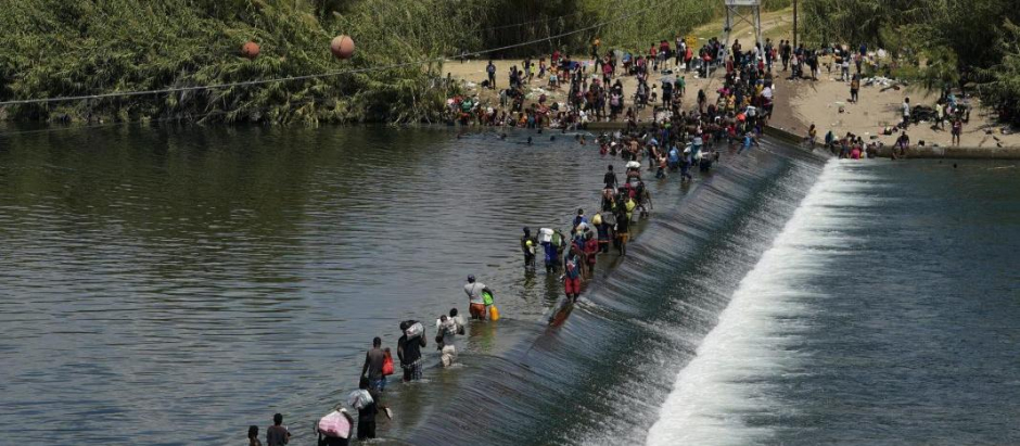 Inmigrantes ilegales cruzando el río Bravo en la frontera sur de Estados Unidos