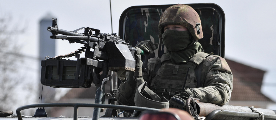 Militares de la Guardia Nacional Rusa patrullando durante la invasión de Rusia a Ucrania