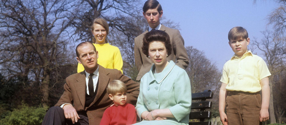 La familia real. De izquierda a derecha: el duque de Edimburgo, la princesa Ana, el príncipe Eduardo, la reina Isabel II, el príncipe Carlos y el príncipe Andrés