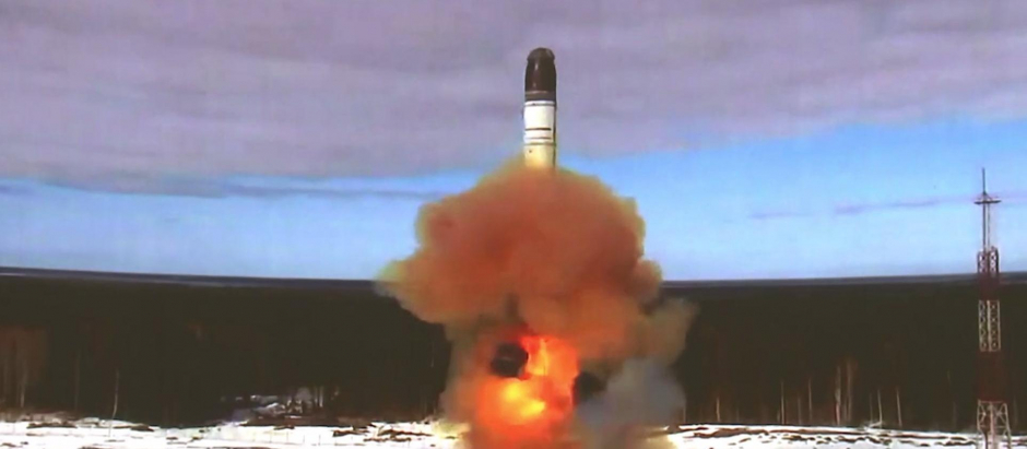 Rusia muestra el lanzamiento del misil balístico intercontinental Sarmat en el campo de pruebas de Plesetsk, Rusia