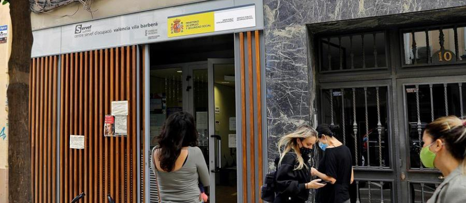 Varias personas hacen cola a las puertas de una oficina del Servicio Valenciano de Empleo y Formación (Servef)