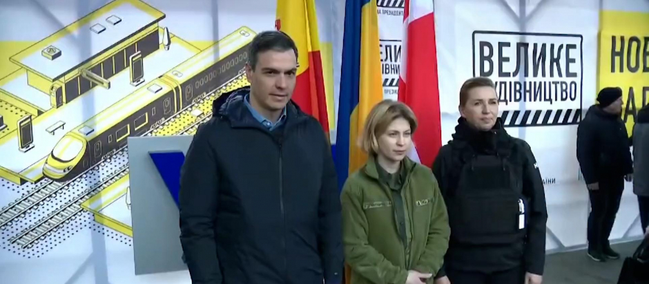 Pedro Sánchez junto a la viceprimera ministra ucraniana Stefabushya y la primera ministra danesa Frederiksen