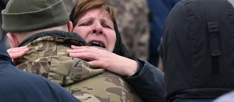 La madre de un soldado ucraniano, llorando en el funeral de su hijo