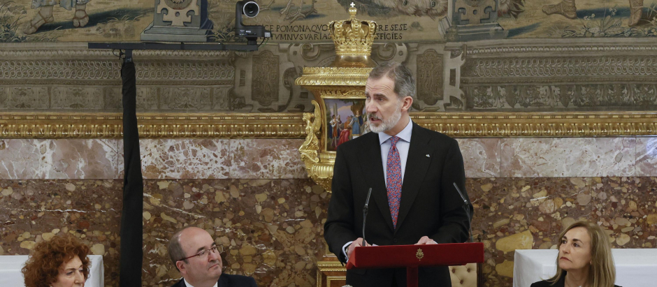 El rey Felipe VI da un discurso junto al ministro de Cultura y Deporte, Miquel Iceta durante el almuerzo que ofrecen este jueves en el Palacio Real a una representación del mundo de las letras con motivo de la entrega del Premio Cervantes 2021