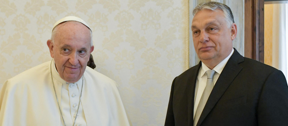 El Papa Francisco junto al primer ministro húngaro, Viktor Orbán