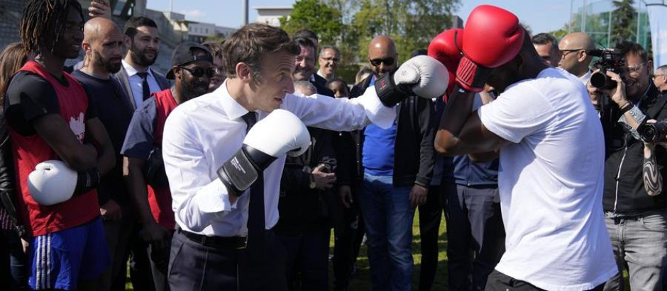 Macron se pone los guantes de boxeo