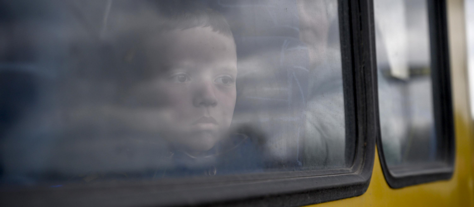 Un niño huye de Mariúpol en un autobús que lleva a los desplazados a Zaporiyia