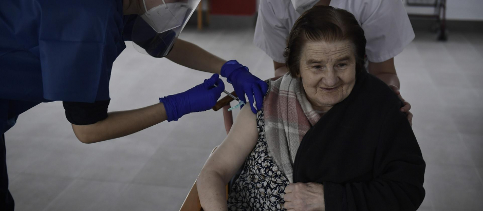 Una mujer mayor recibe la vacuna contra la covid en enero de 2021