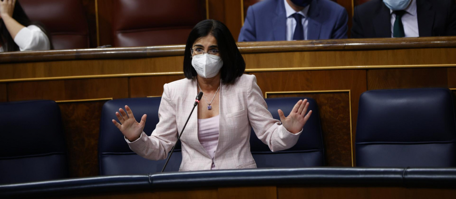 La ministra de Sanidad, Carolina Darias, interviene en una sesión del Congreso de los Diputados