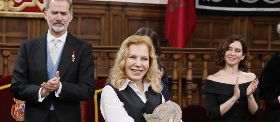 Cecilia Roth ha recogido el Premio Cervantes 2021 en nombre de la premiada, la escritora uruguaya Cristina Peri Rossi