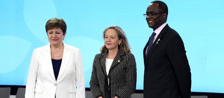 La directora ejecutiva del FMI, Kristalina Georgieva, la vicepresidenta primera del Gobierno, Nadia Calviño, y el secretario y director de Secretaría del Fondo, Ceda Ogada