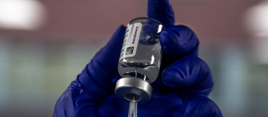 Un médico toma un suero de AstraZeneca en el centro de vacunación instalado en el WiZink Center de Madrid