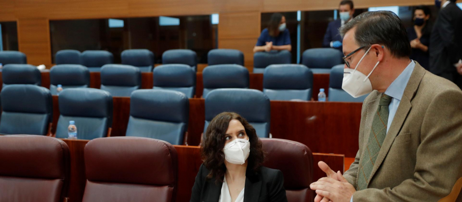 Isabel Díaz Ayuso y Alfonso Serrano durante una sesión plenaria en la Asamblea de Madrid