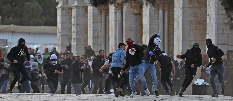 Manifestantes palestinos chocan con la policía israelí en el complejo de la mezquita Al-Aqsa de Jerusalén, el 22 de abril