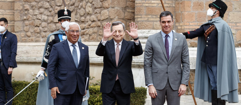 El presidente del Gobierno, Pedro Sánchez, junto a los primeros ministros de Italia y Portugal, Antonio Costa y Mario Draghi.