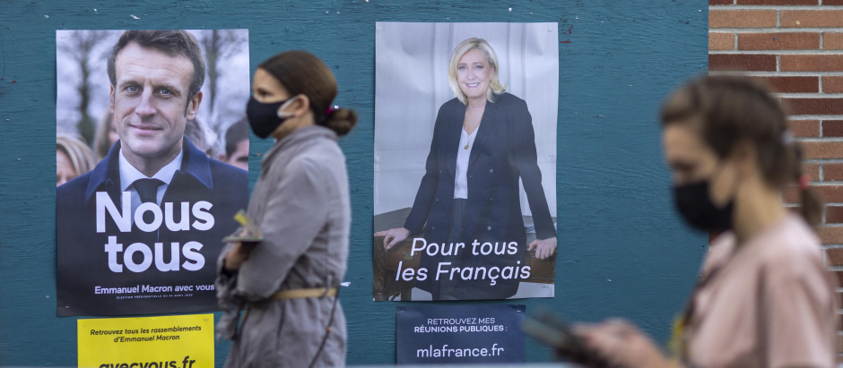 Ciudadanos franceses llegan a votar en la segunda vuelta de las elecciones presidenciales francesas en Burbank, California