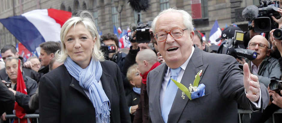 Marine Le Pen junto a su padre, Jean Marie, durante la manifestación del Primero de Mayo en París de 2013