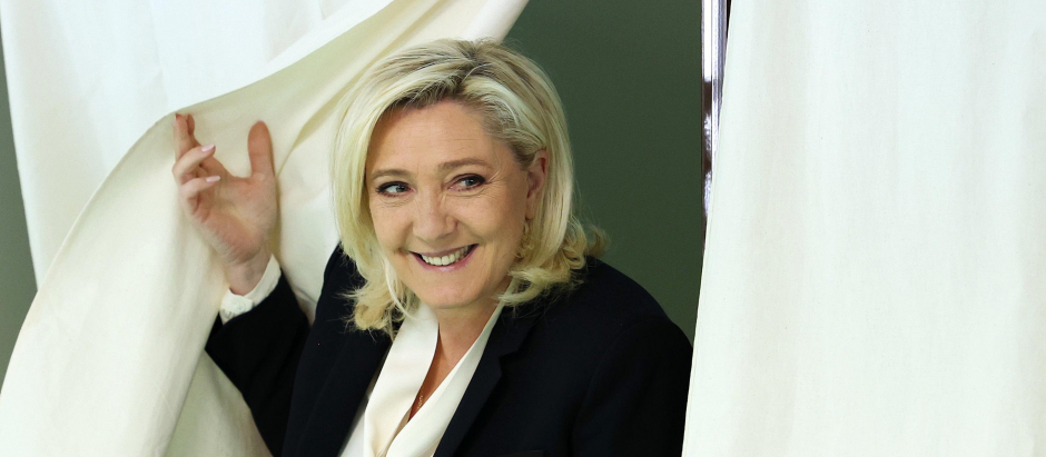 Marine Le Pen sonríe después de depositar su voto en las elecciones presidenciales en las que se enfrenta a Emmanuel Macron que se juega su reelección