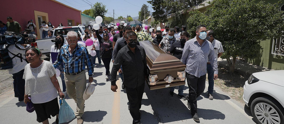 Familiares y amigos asisten al funeral de Debanhi Escobar en estado de Nuevo León