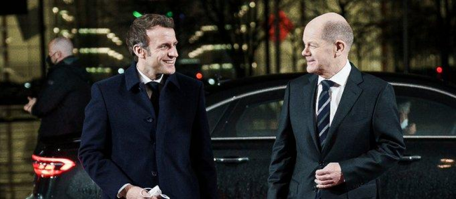 El presidente francés Emmanuel Macron junto con Olaf Scholz