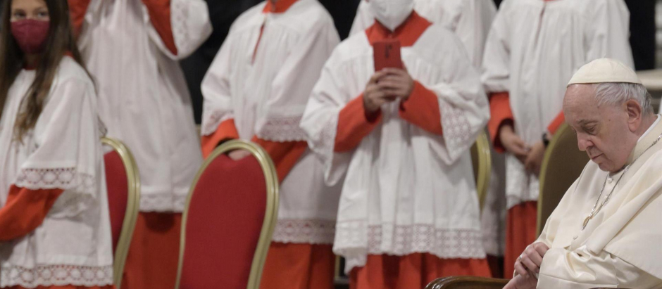 El Santo Padre durante la celebración de la Misa de la Divina Misericordia este domingo, 24 de abril