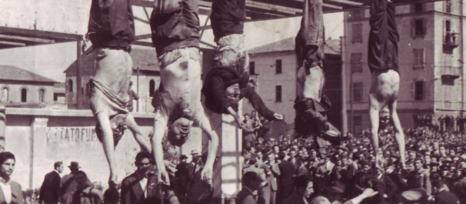 De izquierda a derecha, los cuerpos de Nicola Bombacci, Benito Mussolini, Claretta Petacci, Alessandro Pavolini y Achille Starace exhibidos en la plaza de Loreto de Milán en 1945