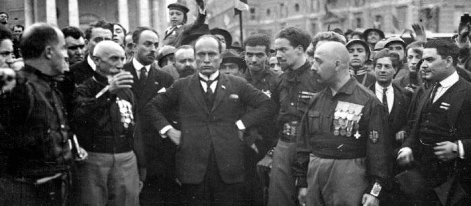 El líder fascista italiano Benito Mussolini, en el centro, con las manos en las caderas, con miembros del Partido fascista, en Roma, Italia, el 28 de octubre de 1922, luego de su Marcha sobre Roma