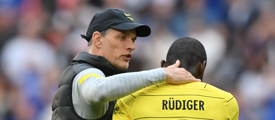 Thomas Tuchel felicita a Rüdiger durante las semifinales de la FA Cup