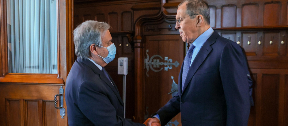 El ministro de Relaciones Exteriores de Rusia, Sergei Lavrov, recibe al secretario general de la ONU, Antonio Guterres, en Moscú