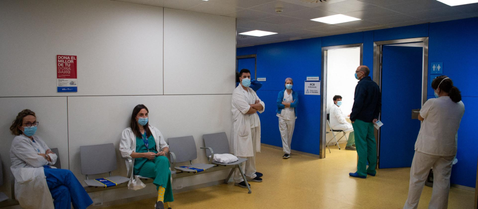 Trabajadores sanitarios en el Hospital Vall d'Hebron, en 2021