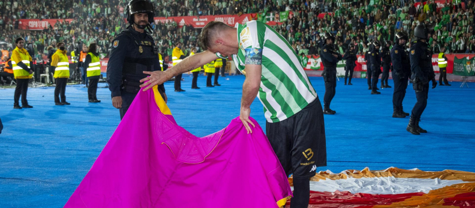 Joaquín Sanchez da unos pases de salón con el capote en la celebración de la Copa del Rey para el Betis