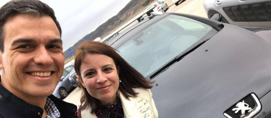 Pedro Sánchez posa para su Twitter con su Peugeot 407 y Adriana Lastra