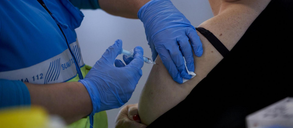 Una persona recibe la vacuna contra el COVID-19